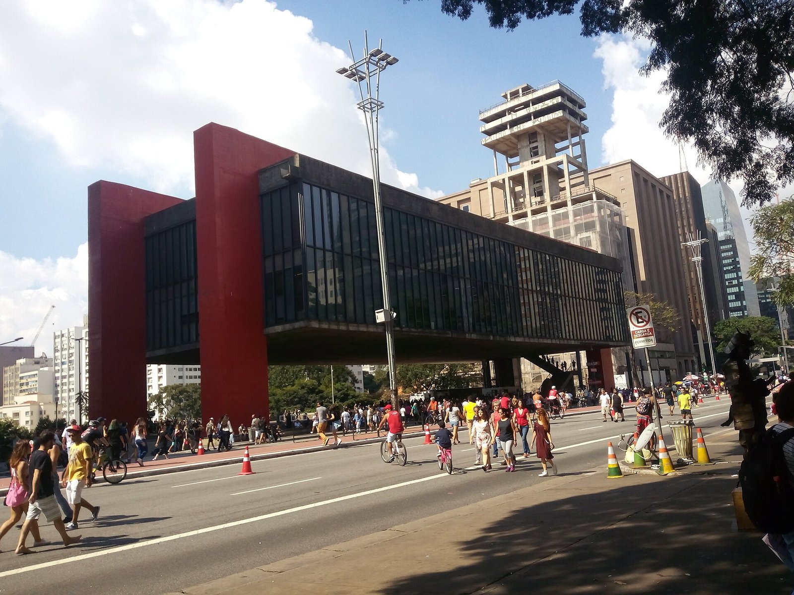MASP, o Museu de Arte de São Paulo, na Avenida Paulista, em frente ao Studio.